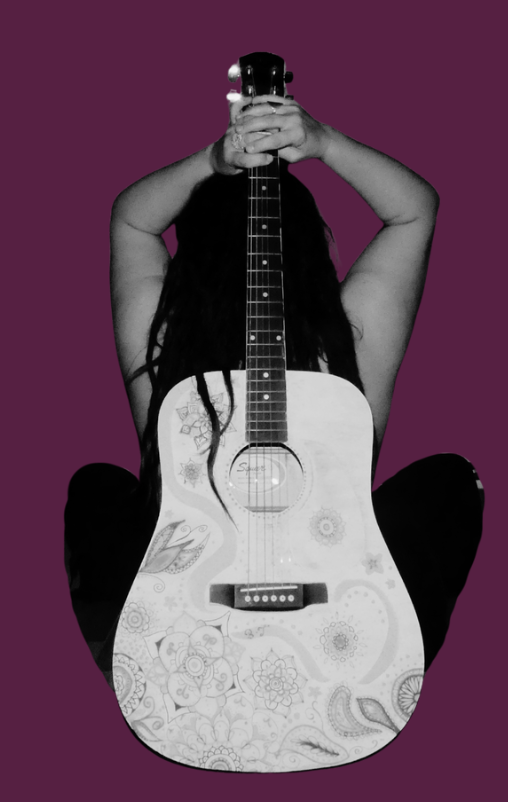 Portrait artistique en noir et blanc sur fond bordeaux, une femme tenant une guitare devant elle