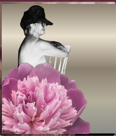 Femme en noir et blanc et grande fleur rose
