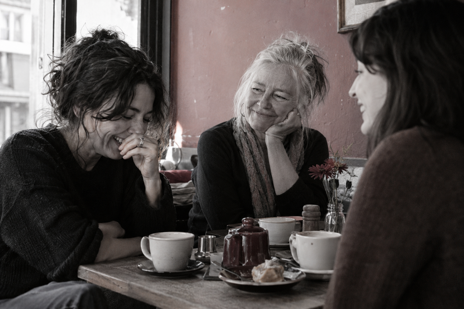 Image d’ambiance créée : des amis riant ensemble, en noir et blanc avec un décor rose