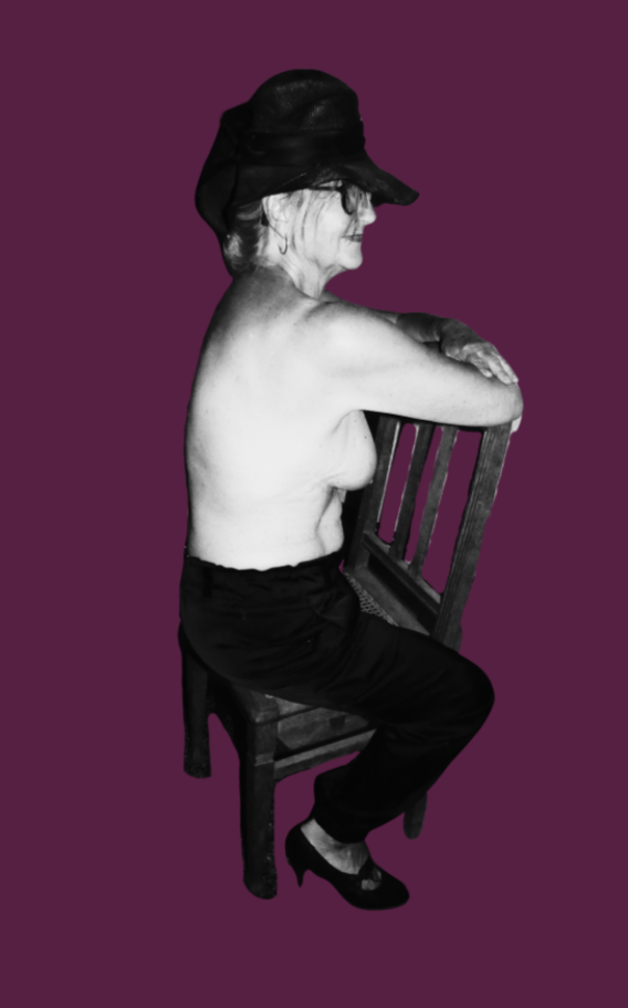 Portrait artistique en noir et blanc sur fond bordeaux, une femme portant un chapeau et assise sur une chaise