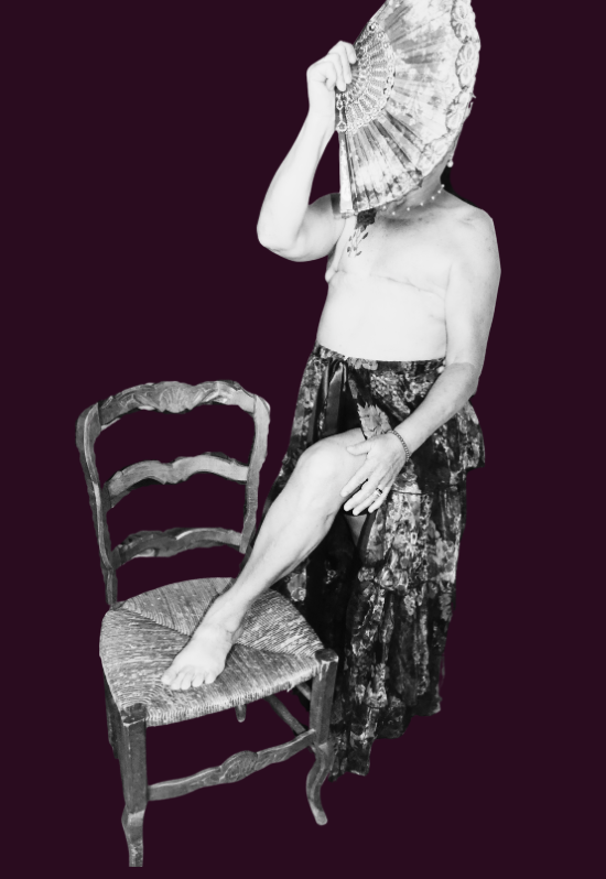 Portrait artistique en noir et blanc, une femme tenant un éventail devant son visage, un pied posé sur une chaise